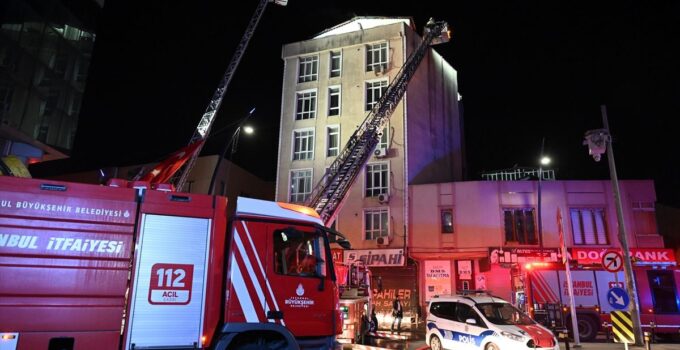 Küçükçekmece’de Otel Yangını Denetim Altında