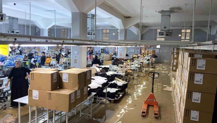 Şanlıurfa’da sağanak yağış fabrikayı göle çevirdi