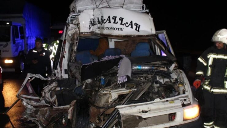 Aksaray’da Minibüs TIR’a Çarptı: 12 Yaralı