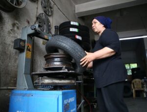 Bayan Lastik Ustası: 12 Yıldır Mesleğini Seviyor