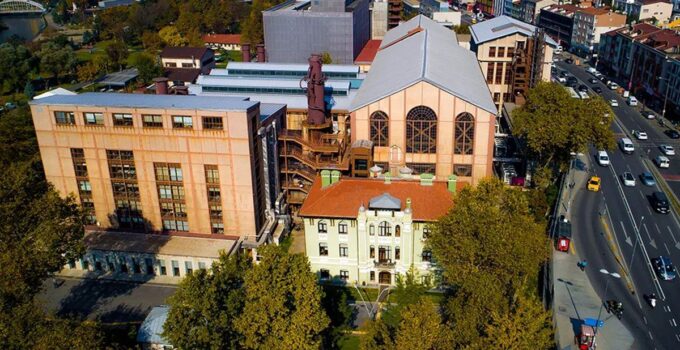 İstanbul Bilgi Üniversitesi, Cumhurbaşkanlığı kararıyla kapatıldı.