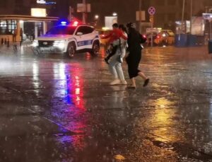 İzmir’de Şiddetli Sağanak Hayatı Olumsuz Etkiledi