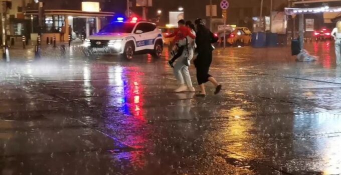 İzmir’de Şiddetli Sağanak Hayatı Olumsuz Etkiledi
