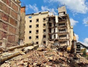 Afyonkarahisar’da Otel Yıkımında Çökme Panik Yarattı