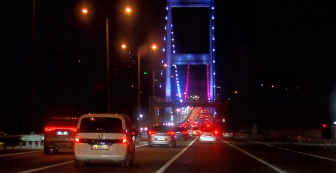 İstanbul’da bayram dönüşü: Köprülerde akıcı yoğunluk