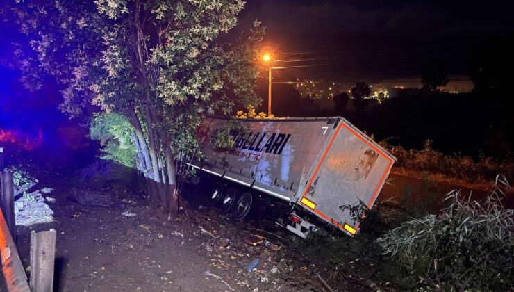 Arıza sebebiyle emniyet şeridinde duran arabaya TIR çarptı; 1 çocuk öldü, 3 yaralı