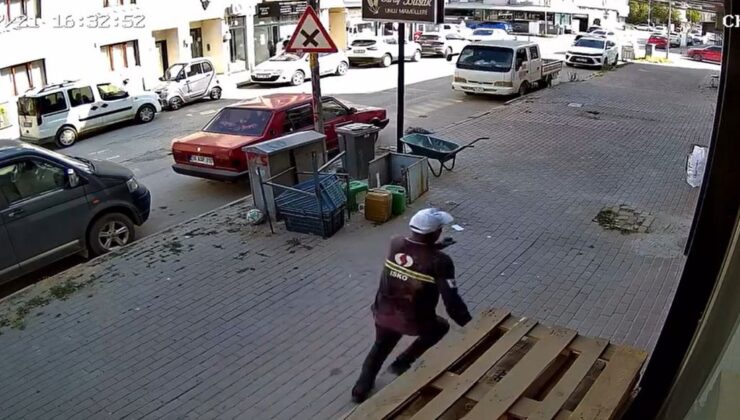 Asansör Minibüsün Üzerine Devrildi