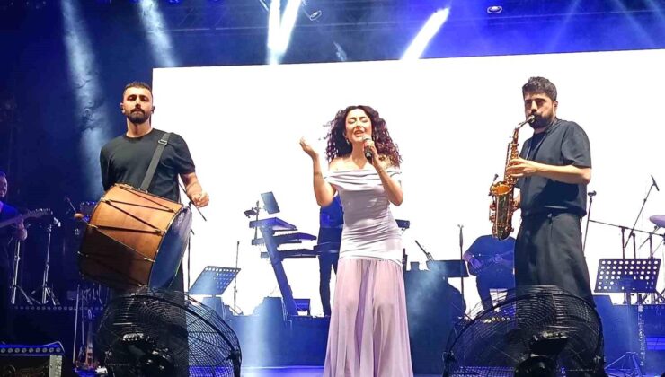 Melek Mosso’dan Unutulmaz Konser