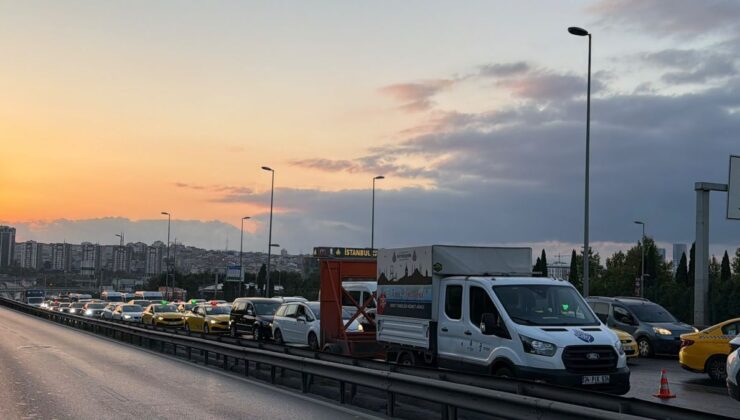 D-100’de Trafik Kazası: 2 Yaralı, Araç Alev Alev Yandı
